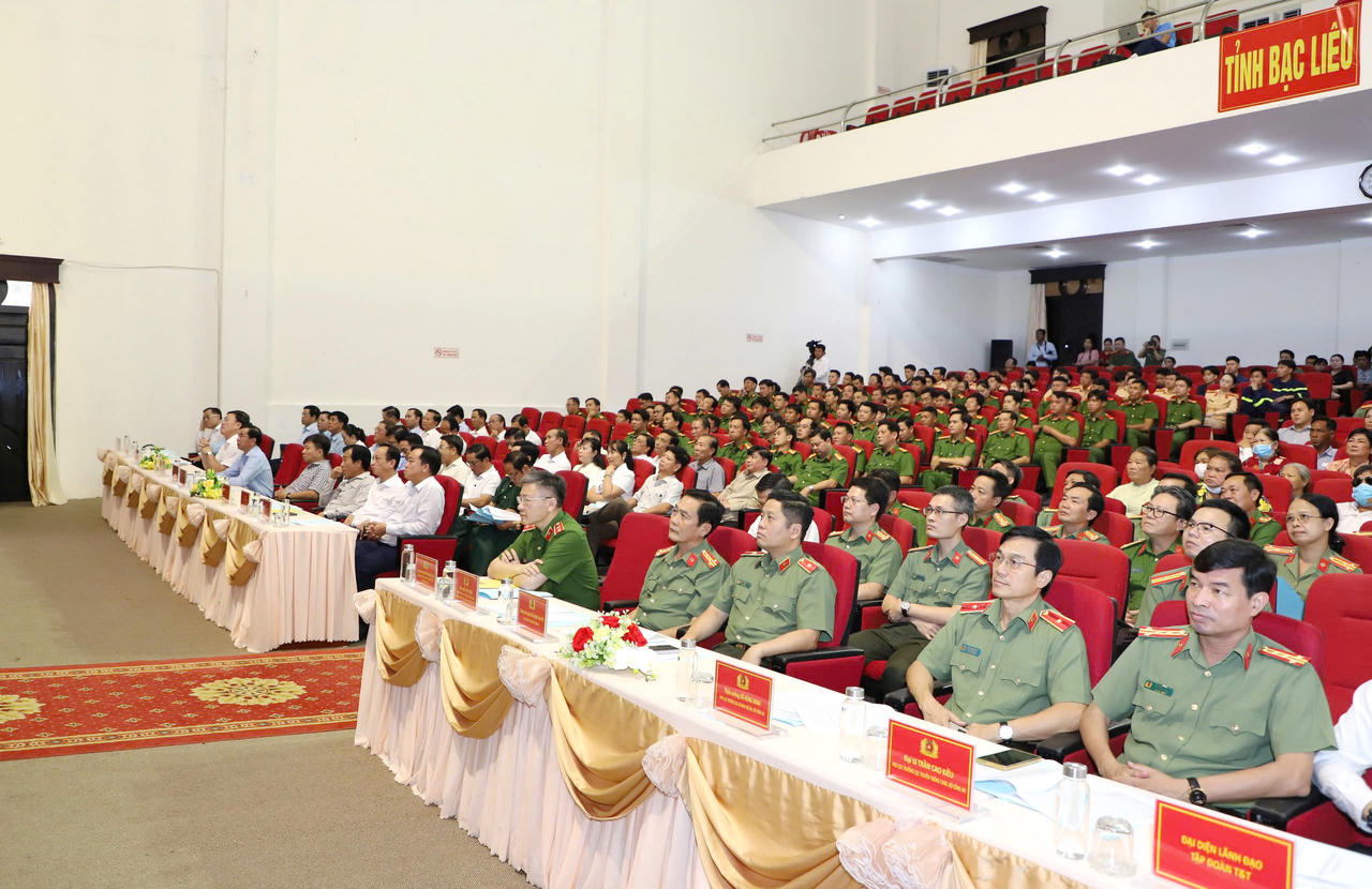 Bạc Liêu khánh thành bàn giao 700 căn nhà cho hộ nghèo, hộ cận nghèo 