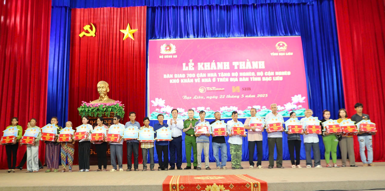 Bạc Liêu khánh thành bàn giao 700 căn nhà cho hộ nghèo, hộ cận nghèo 
