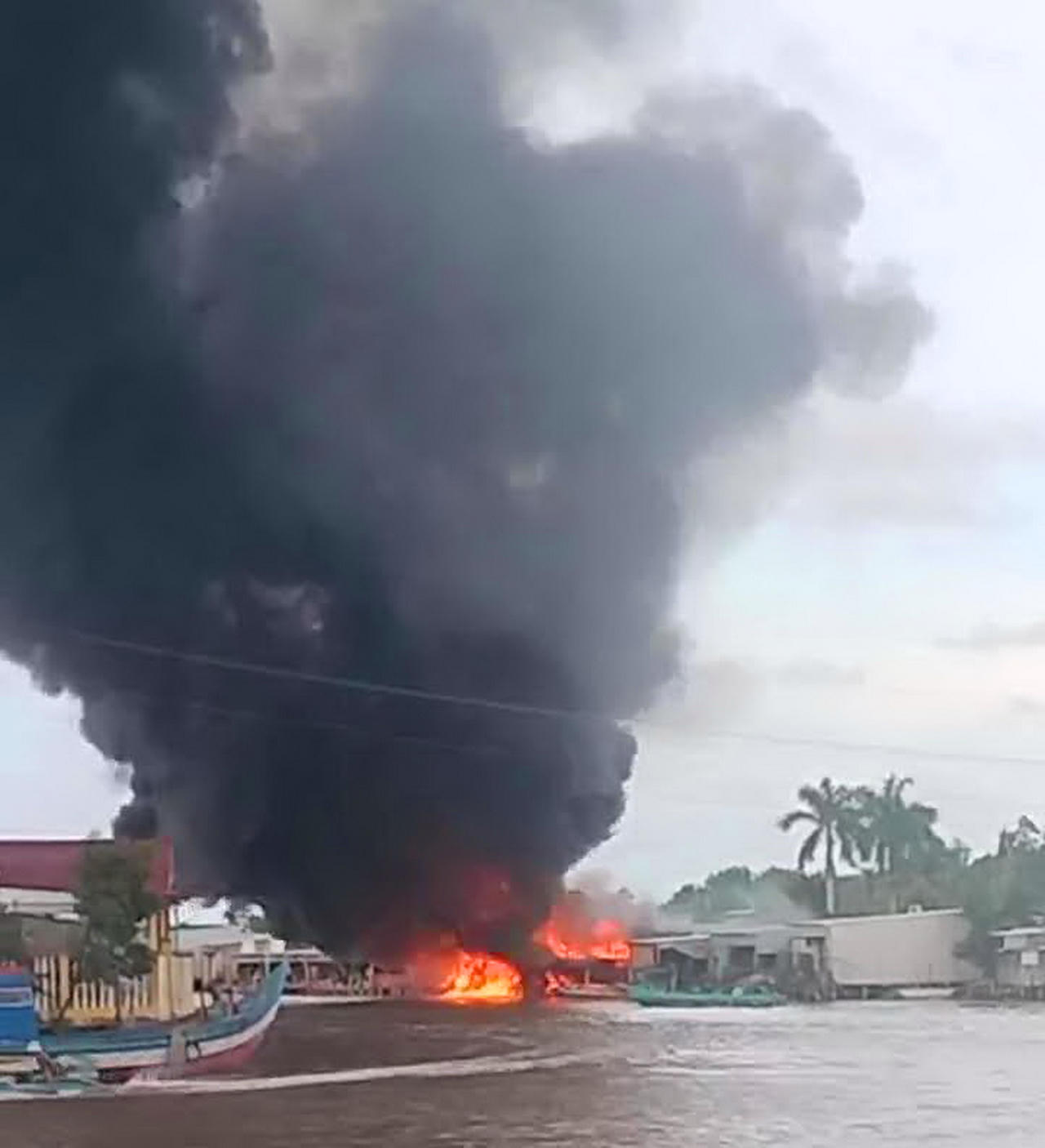 Cháy cơ sở kinh doanh xăng, dầu ở Đất Mũi 