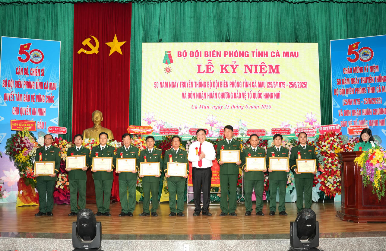  Bộ đội Biên phòng Cà Mau kỷ niệm 50 năm thành lập, đón nhận Huân chương Bảo vệ Tổ quốc hạng Nhì