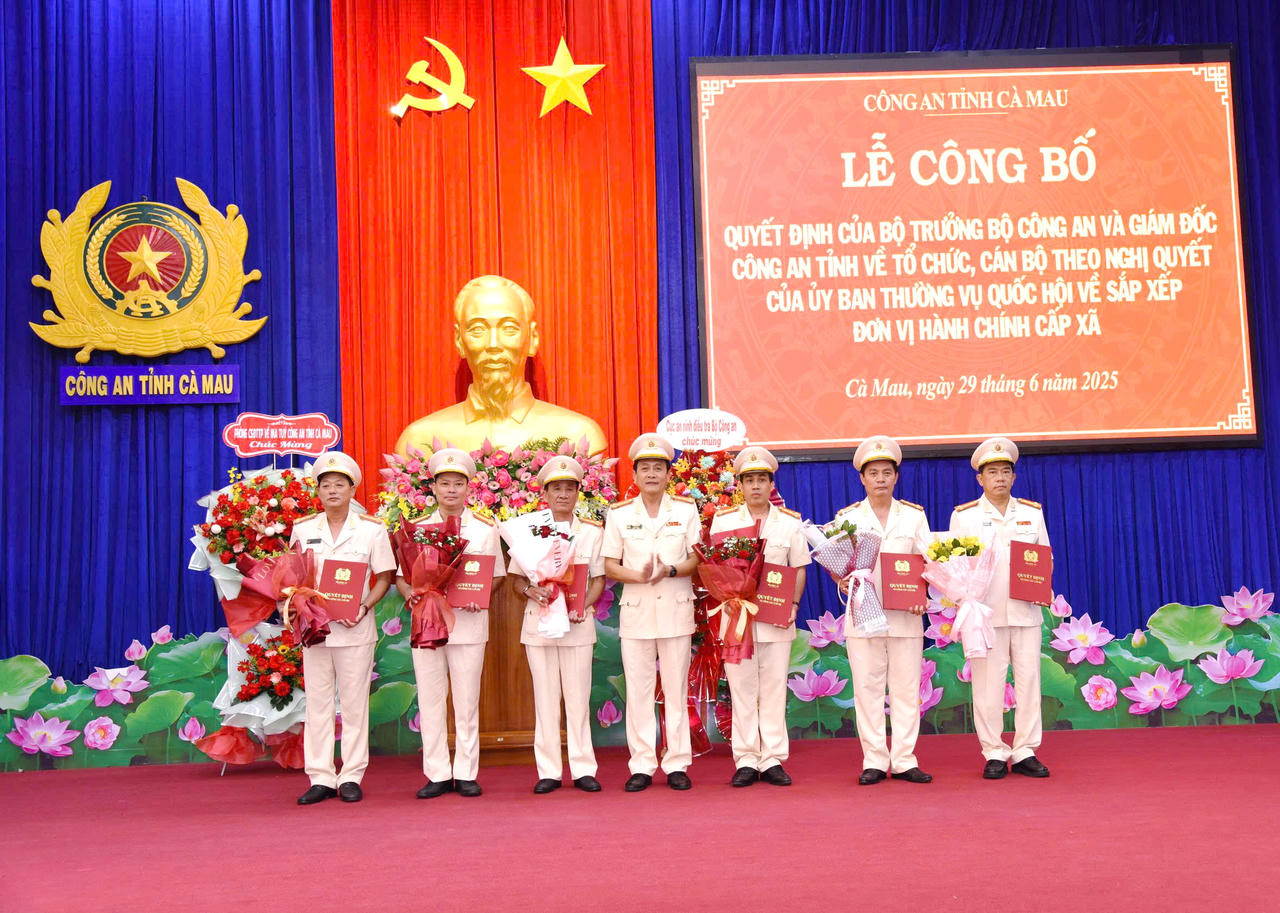 Công an tỉnh Cà Mau công bố các Quyết định về tổ chức, cán bộ sau sáp nhập