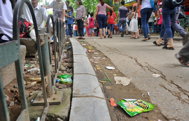 Vườn thú thành “vườn rác” trong ngày nghỉ lễ