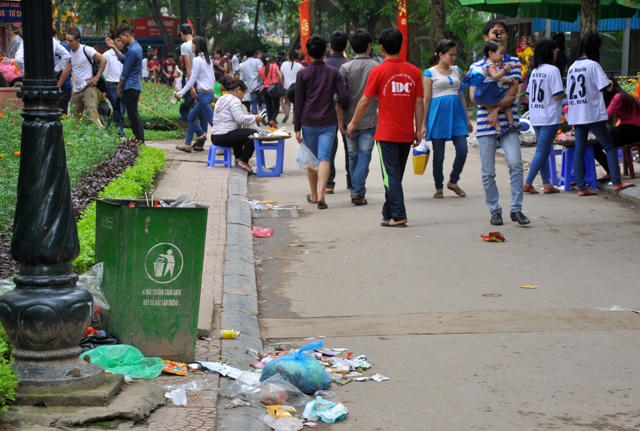 Vườn thú thành “vườn rác” trong ngày nghỉ lễ