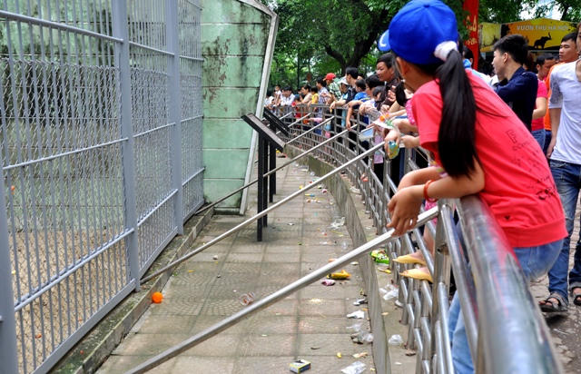 Vườn thú thành “vườn rác” trong ngày nghỉ lễ