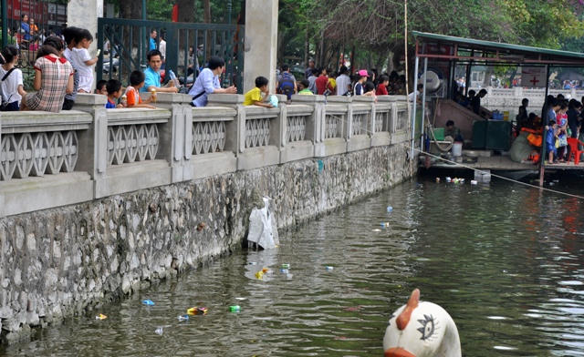 Vườn thú thành “vườn rác” trong ngày nghỉ lễ