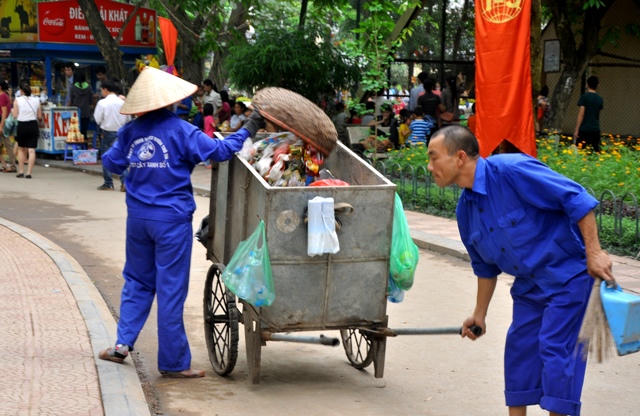 Vườn thú thành “vườn rác” trong ngày nghỉ lễ