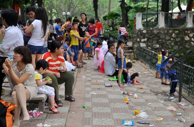 Vườn thú thành “vườn rác” trong ngày nghỉ lễ