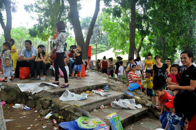 Vườn thú thành “vườn rác” trong ngày nghỉ lễ