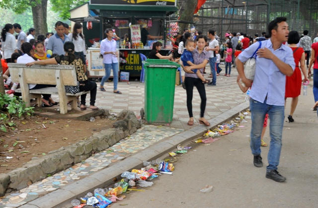 Vườn thú thành “vườn rác” trong ngày nghỉ lễ