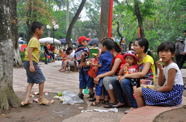 Vườn thú thành “vườn rác” trong ngày nghỉ lễ