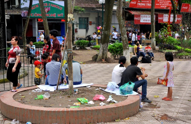 Vườn thú thành “vườn rác” trong ngày nghỉ lễ