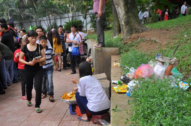 Vườn thú thành “vườn rác” trong ngày nghỉ lễ