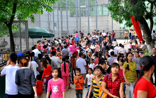 Vườn thú thành “vườn rác” trong ngày nghỉ lễ