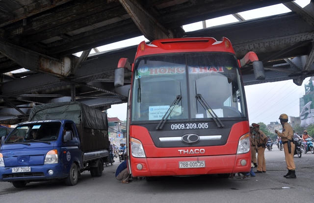Xe khách về Hà Nội du lịch mắc kẹt trong gầm cầu Long Biên