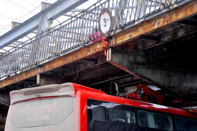 Xe khách về Hà Nội du lịch mắc kẹt trong gầm cầu Long Biên