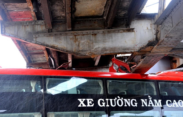 Xe khách về Hà Nội du lịch mắc kẹt trong gầm cầu Long Biên