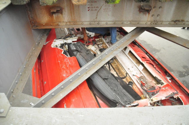 Xe khách về Hà Nội du lịch mắc kẹt trong gầm cầu Long Biên