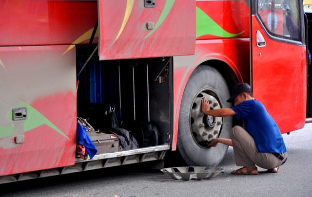 Xe khách về Hà Nội du lịch mắc kẹt trong gầm cầu Long Biên