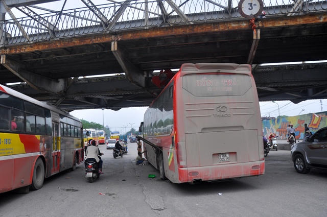 Xe khách về Hà Nội du lịch mắc kẹt trong gầm cầu Long Biên