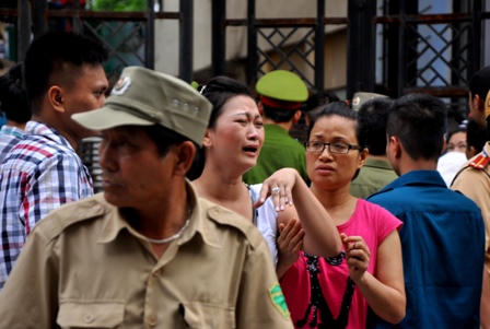 Người nhà nạn nhân gào khóc trước hiện trường vụ cháy quán karaoke