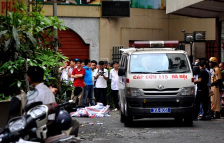 Người nhà nạn nhân gào khóc trước hiện trường vụ cháy quán karaoke