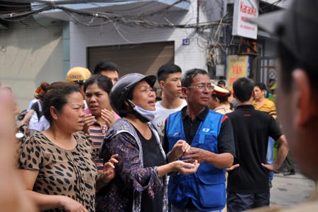 Người nhà nạn nhân gào khóc trước hiện trường vụ cháy quán karaoke