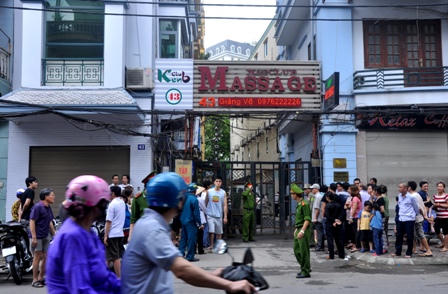 Người nhà nạn nhân gào khóc trước hiện trường vụ cháy quán karaoke