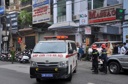 Người nhà nạn nhân gào khóc trước hiện trường vụ cháy quán karaoke