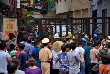 Người nhà nạn nhân gào khóc trước hiện trường vụ cháy quán karaoke