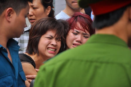 Người nhà nạn nhân gào khóc trước hiện trường vụ cháy quán karaoke