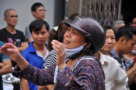 Người nhà nạn nhân gào khóc trước hiện trường vụ cháy quán karaoke