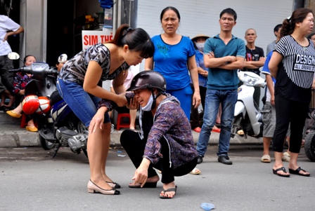 Người nhà nạn nhân gào khóc trước hiện trường vụ cháy quán karaoke