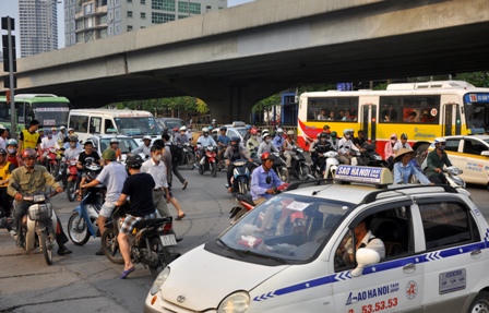 Bến xe quá tải, đường cửa ngõ Thủ đô ùn tắc trong ngày cuối của kỳ nghỉ lễ