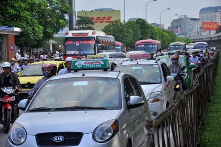 Bến xe quá tải, đường cửa ngõ Thủ đô ùn tắc trong ngày cuối của kỳ nghỉ lễ
