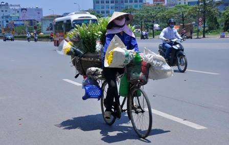 Người Hà Nội “ngột thở” trong cái nắng đầu mùa
