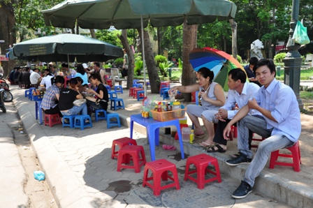 Người Hà Nội “ngột thở” trong cái nắng đầu mùa