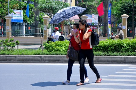 Người Hà Nội “ngột thở” trong cái nắng đầu mùa