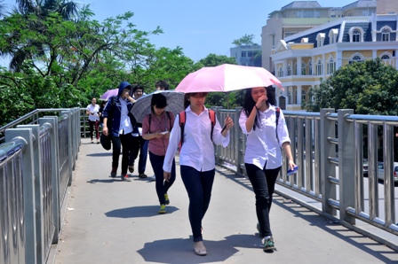 Người Hà Nội “ngột thở” trong cái nắng đầu mùa