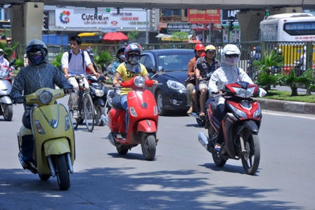 Người Hà Nội “ngột thở” trong cái nắng đầu mùa