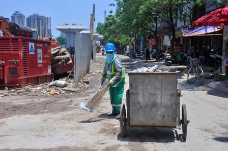 Người Hà Nội “ngột thở” trong cái nắng đầu mùa