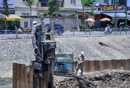 Người Hà Nội “ngột thở” trong cái nắng đầu mùa