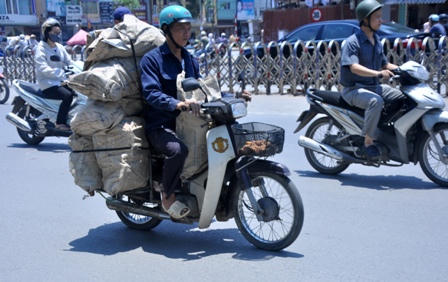 Người Hà Nội “ngột thở” trong cái nắng đầu mùa