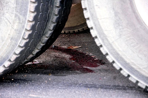 Hà Nội: Xe tải cuốn xe máy vào gầm làm một người tử vong