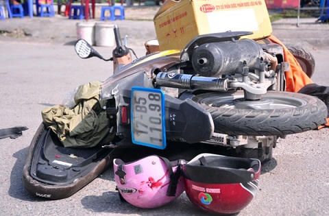Hà Nội: Xe tải cuốn xe máy vào gầm làm một người tử vong