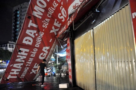 Cây xanh đổ hàng loạt trên phố Hà Nội sau trận mưa lớn