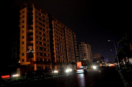 Cây xanh đổ hàng loạt trên phố Hà Nội sau trận mưa lớn