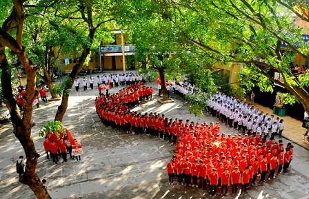 Hơn 1000 học sinh hát quốc ca không nhạc khẳng định chủ quyền lãnh thổ Việt Nam