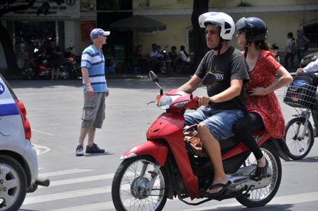  Khách nước ngoài diện áo cộc, quần ngắn xuống phố Hà Nội cho nắng "thiêu đốt"