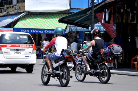  Khách nước ngoài diện áo cộc, quần ngắn xuống phố Hà Nội cho nắng "thiêu đốt"