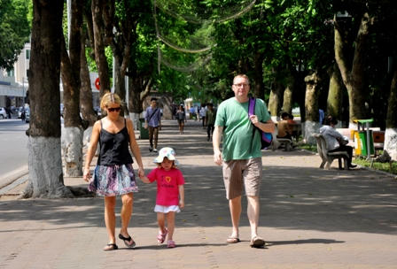  Khách nước ngoài diện áo cộc, quần ngắn xuống phố Hà Nội cho nắng "thiêu đốt"